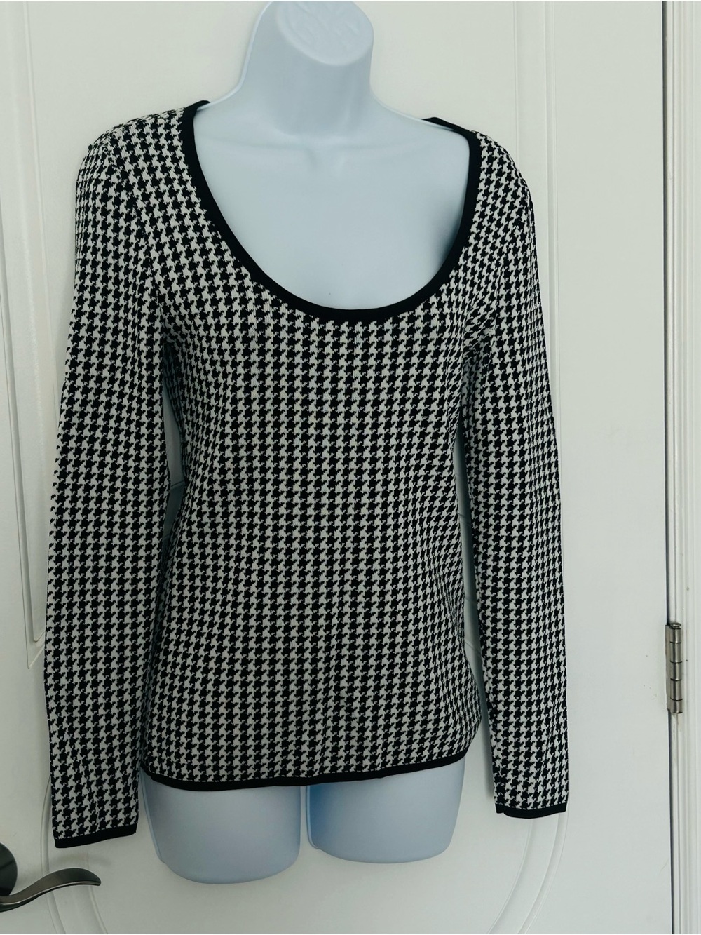 White House Black Market Black & White Houndstooth Scoop Neck Sweater